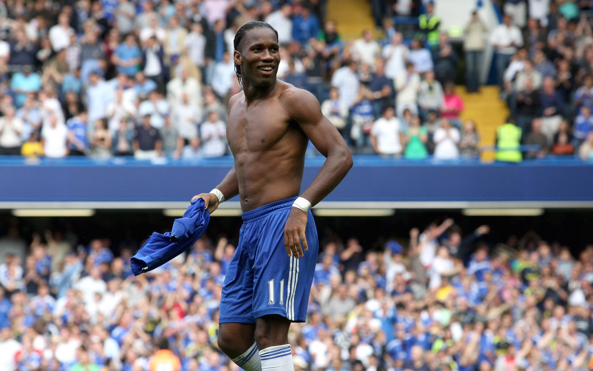 _沙滩跑步比赛吸引大量跑者参与_，沙滩跑步需要注意什么